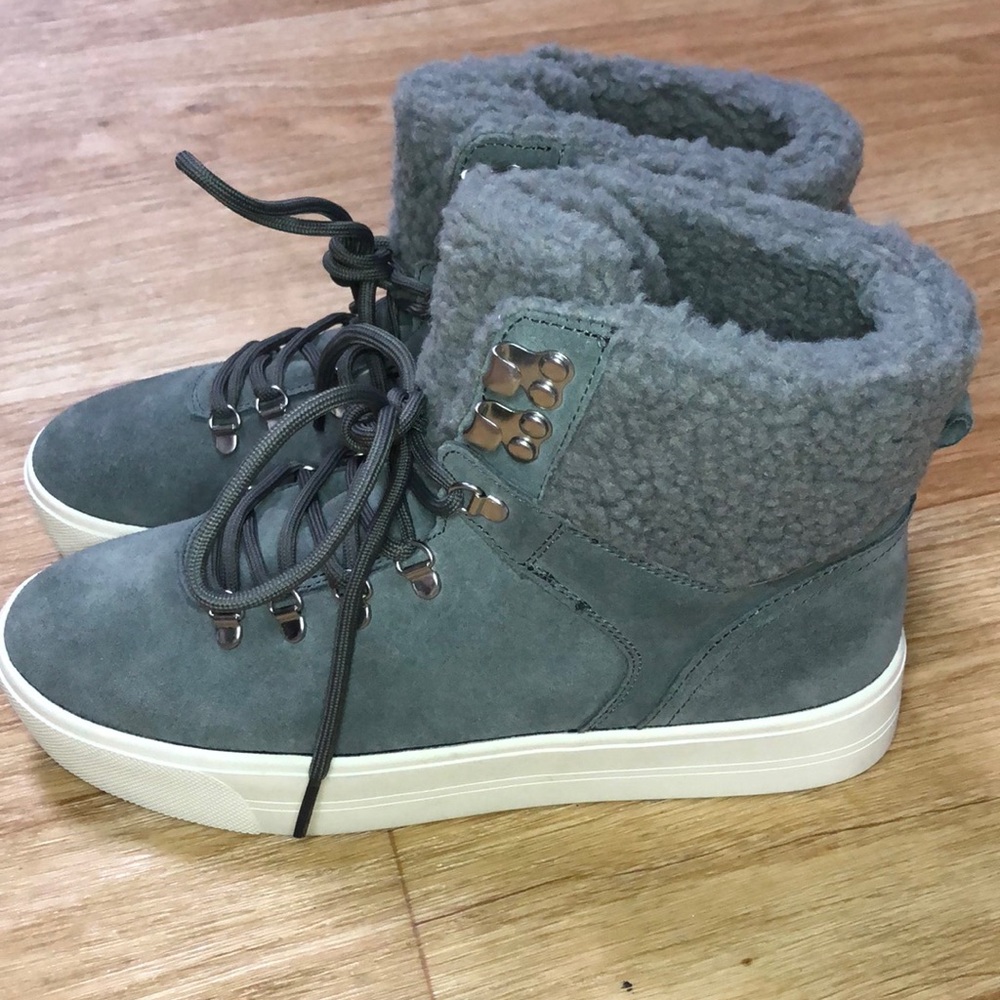 •HIGH TOP SNEAKERS•